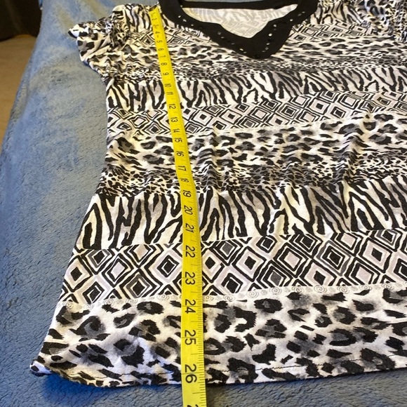 Canda animal print short sleeve V-neck Tee medium 96% viscose 4% elastia… - Picture 3 of 6